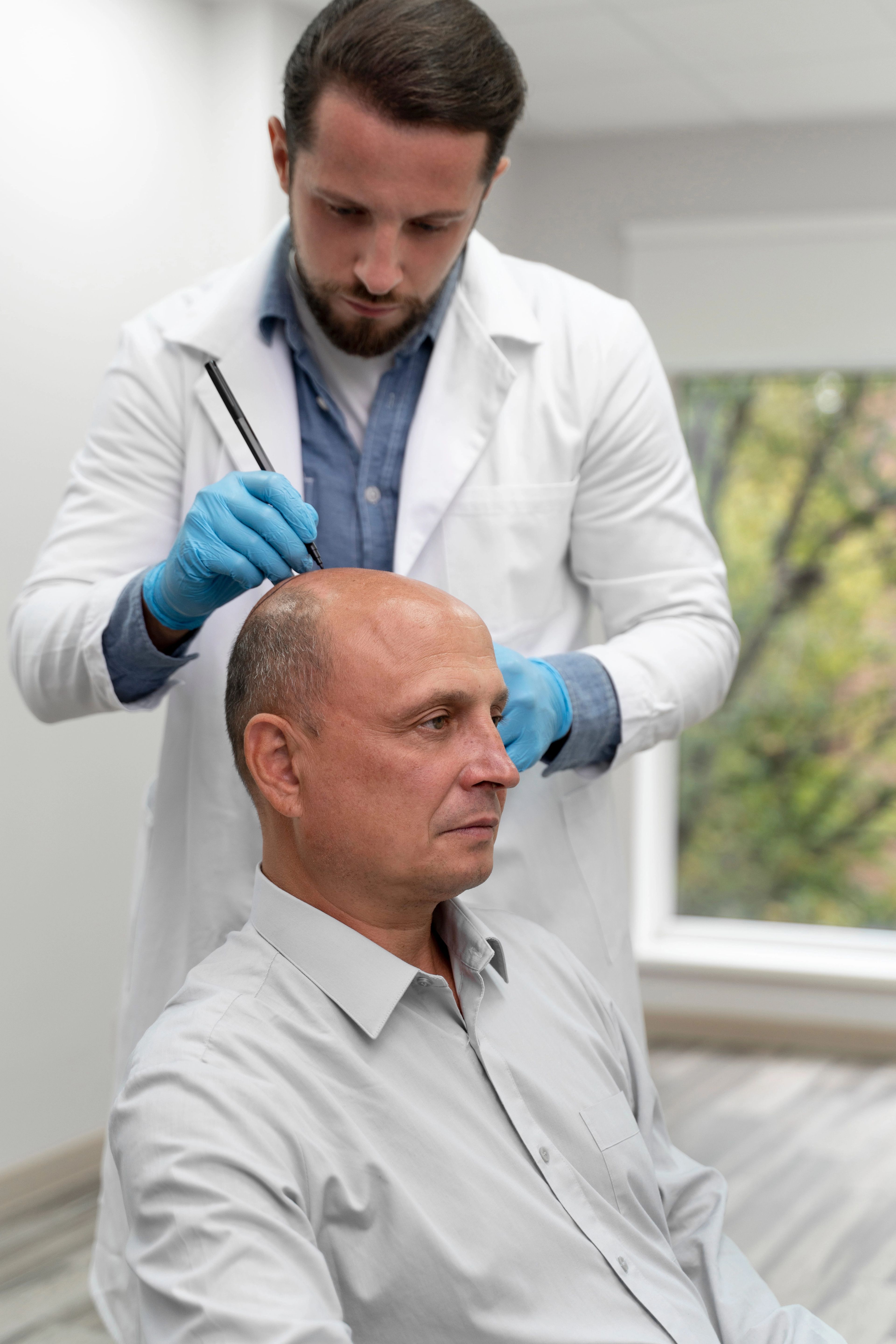 Homme se préparant pour une greffe de cheveux