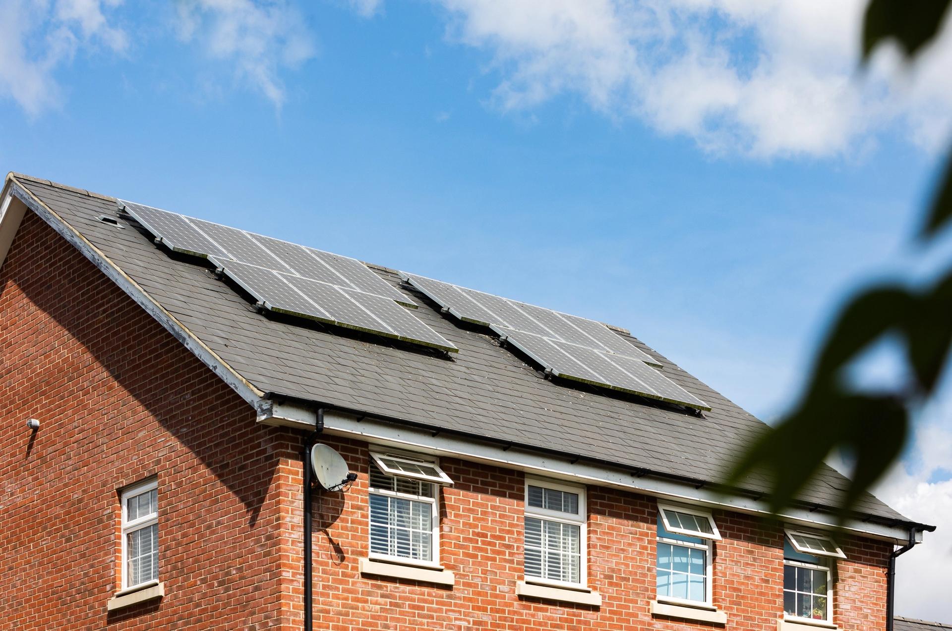 Photovoltaikanlage auf dem Hausdach eines Einfamilienhauses