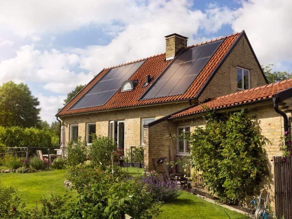 Familienhaus mit schwarzen Solarmodulen