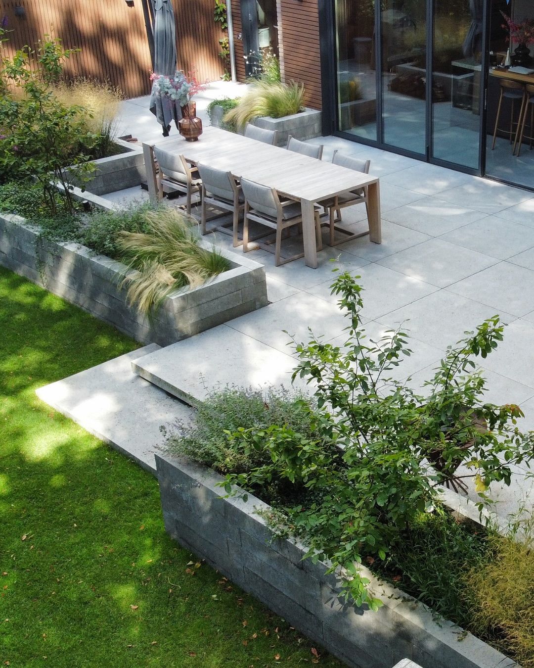 Bovenaanzicht Achtertuin, Terras, plantenbakken en gras