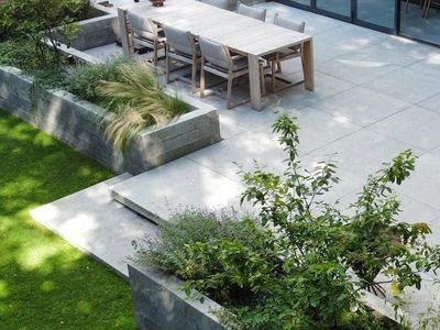 Bovenaanzicht Achtertuin, Terras, plantenbakken en gras