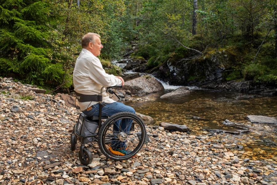 Active Sitwalk 1-2-3 er en stødig rullestolrullator
