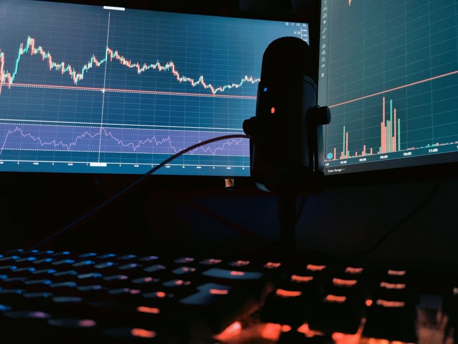 transisi dari layar slot ke pasar finansial transparan — ilustrasi MCA