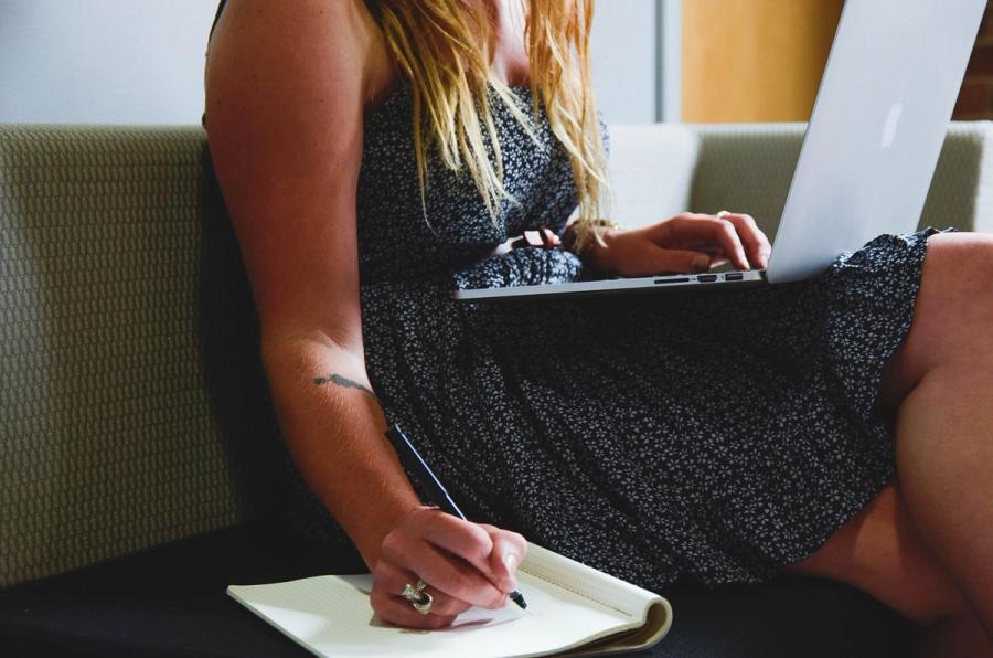 Seseorang mengerjakan side hustle dari rumah menggunakan laptop — cara cari cuan tambahan yang fleksibel