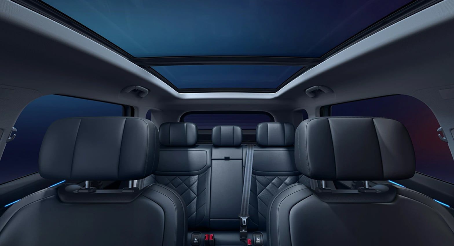 Amplio techo panorámico eléctrico (1.1m2).