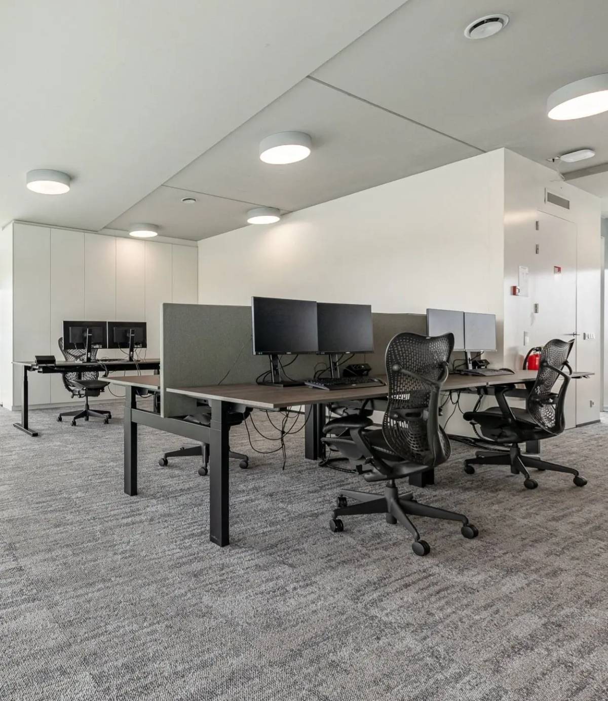 Homepagina Offeco met Herman Miller stoelen in beeld.