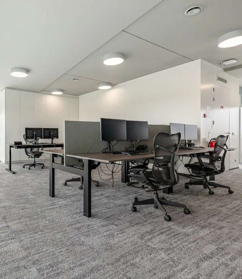 Homepagina Offeco met Herman Miller stoelen in beeld.