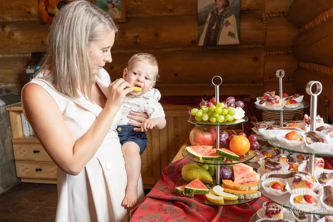 mama-podaje-dziecku-owoce-z-patery-zdjecie-chrzest-rodzina