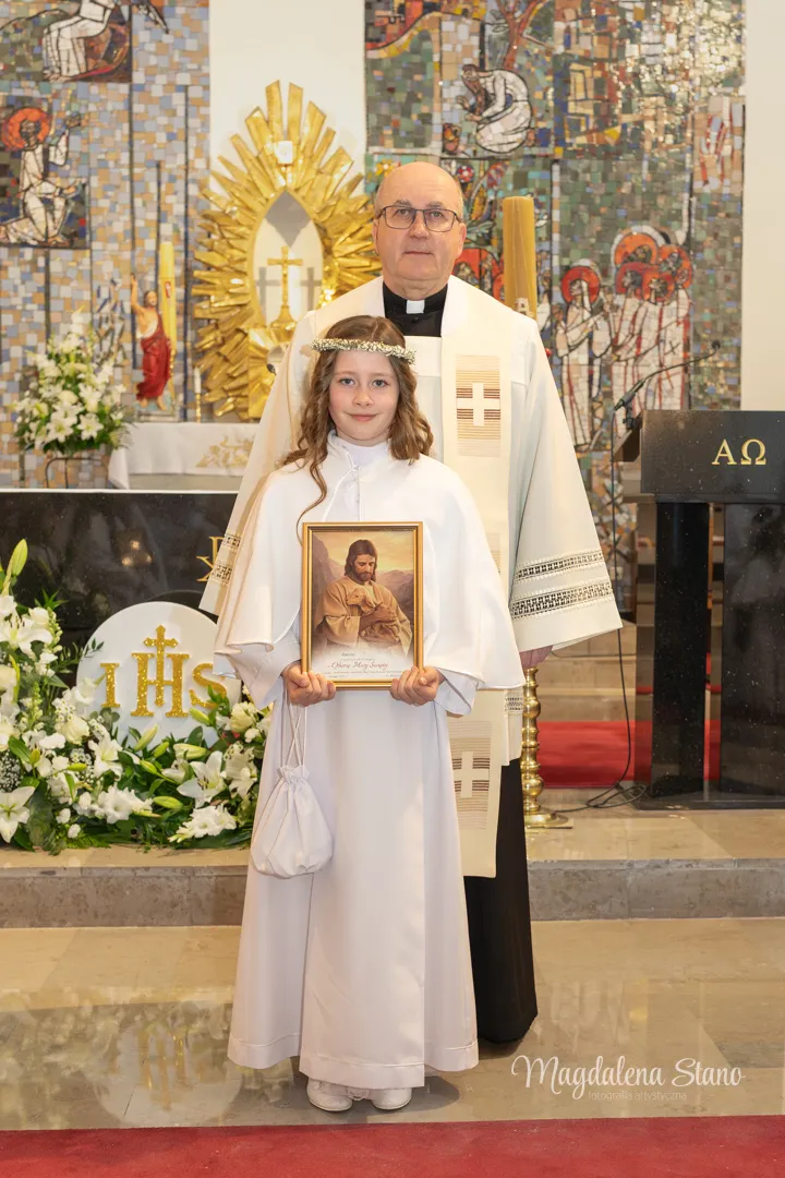 Fotograf na Komunię Świętą w Krakowie i okolicach: Reportaż z sesji klasowych i indywidualnych. reportaz-komunijny-krakow-dzieci-z-pamiatkowym-obrazkiem-przed-oltarzem