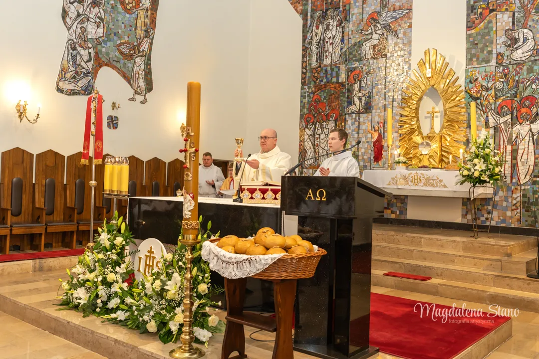 Fotograf na Komunię Świętą w Krakowie i okolicach: Reportaż z sesji klasowych i indywidualnych. reportaz-komunijny-krakow-zdjecia-z-ceremonii-przeistoczenie-ksiadz-kielich