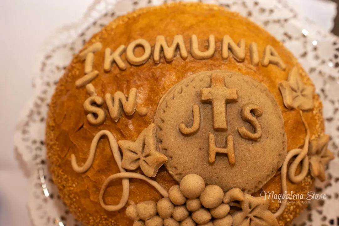 Fotograf na Komunię Świętą w Krakowie i okolicach: Reportaż z sesji klasowych i indywidualnych. fotograf-komunia-krakow-zblizenie-chleb-komunijny-symbol-religijny
