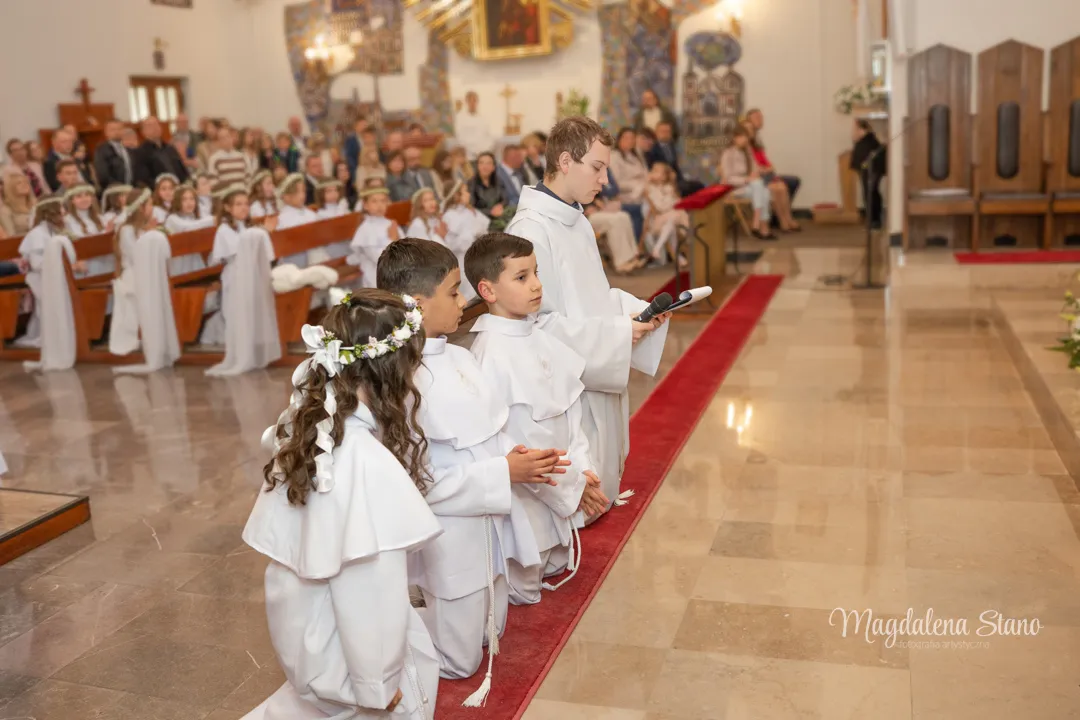 Fotograf na Komunię Świętą w Krakowie i okolicach: Reportaż z sesji klasowych i indywidualnych. reportaz-komunijny-krakow-zdjecie-grupowe-dzieci-klecza-przed-oltarzem
