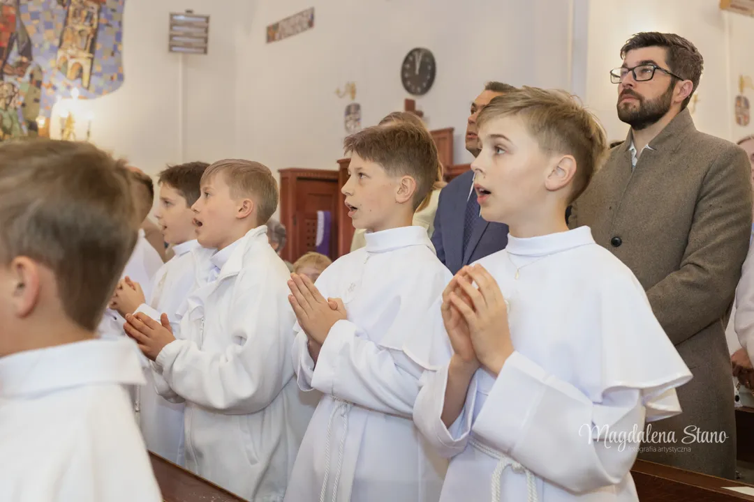 reportaz-komunijny-krakow-zdjecia-grupowe-chlopcy-spiewaja-piesni