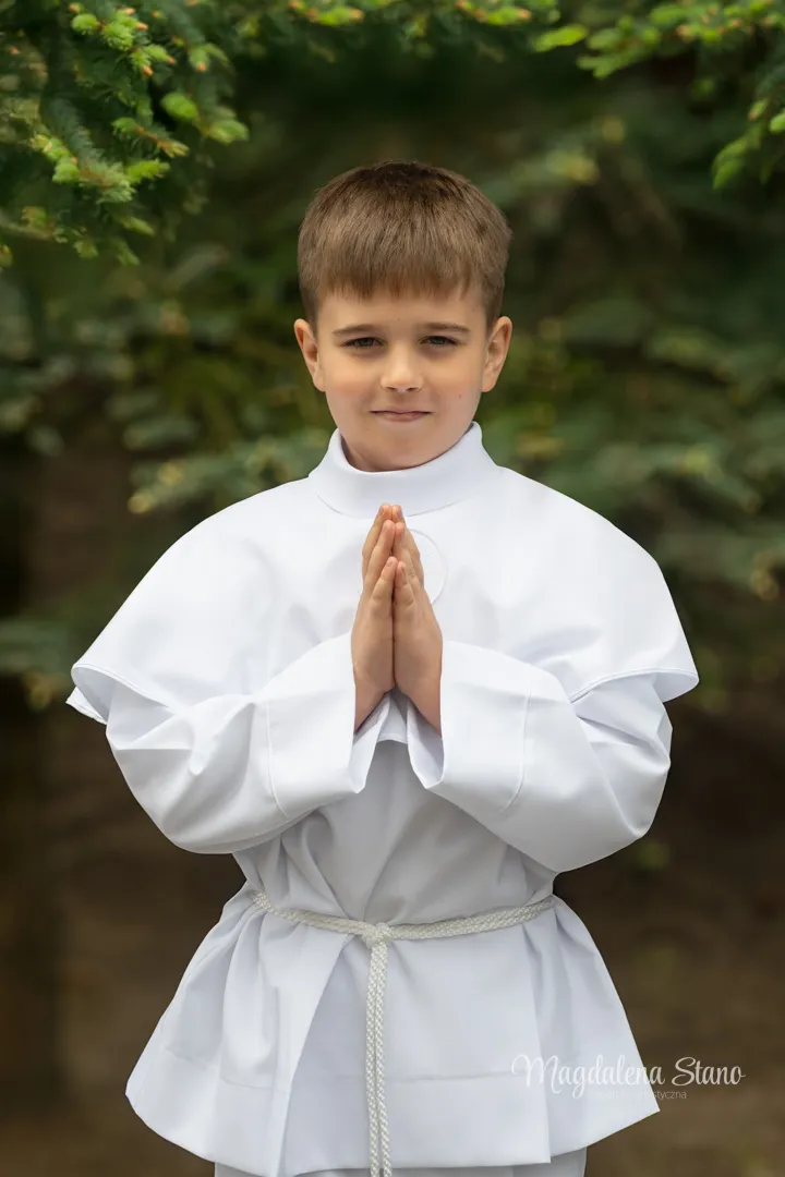 Fotograf na Komunię Świętą w Krakowie i okolicach: Reportaż z sesji klasowych i indywidualnych. fotograf-na-sesje-komunijna-w-plenerze-krakow-portret-chlopca