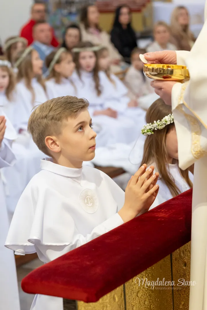 Fotograf na Komunię Świętą w Krakowie i okolicach: Reportaż z sesji klasowych i indywidualnych. zdjecia-z-komunii-indywidualnej-krakow-moment-przyjecia-komunii