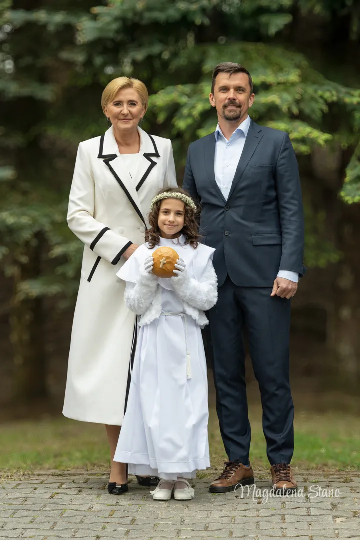 Fotograf na Komunię Świętą w Krakowie i okolicach: Reportaż z sesji klasowych i indywidualnych. fotograf-komunia-krakow-zdjecie-z-prezydentowa-agaty-dudy-z-chrzestnymi