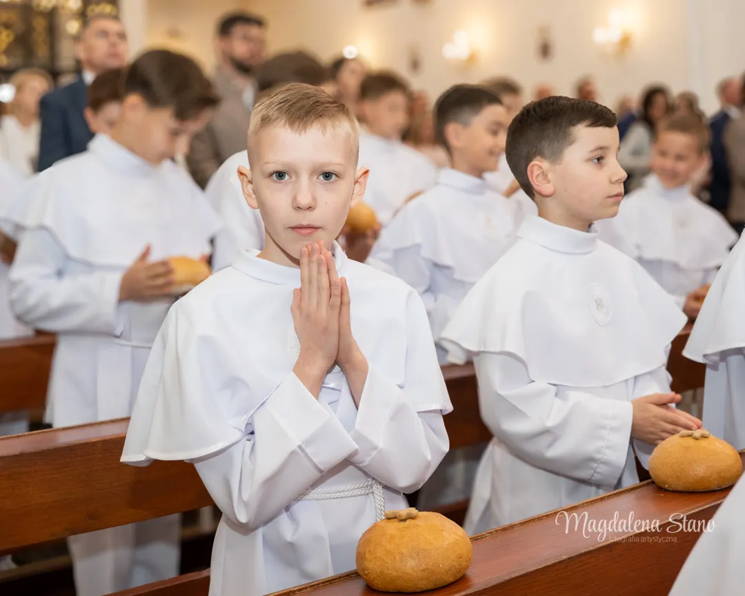 Fotograf na Komunię Świętą w Krakowie i okolicach: Reportaż z sesji klasowych i indywidualnych. reportaz-komunijny-krakow-dzieci-z-chlebem-komunijnym-portret-modlitwa