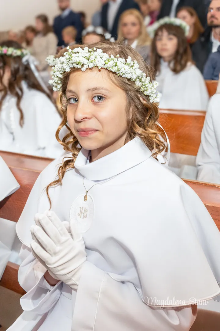 Fotograf na Komunię Świętą w Krakowie i okolicach: Reportaż z sesji klasowych i indywidualnych. fotograf-komunia-krakow-sesja-indywidualna-usmiechnieta-dziewczynka