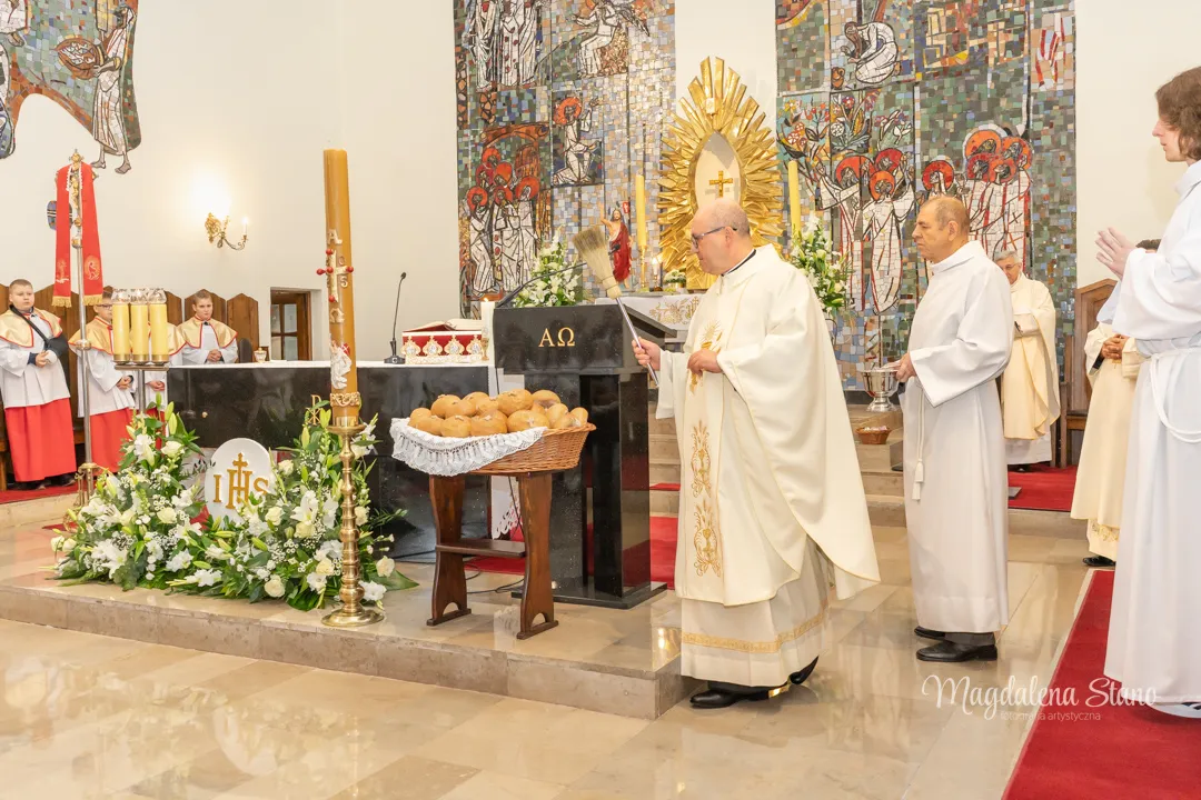 Fotograf na Komunię Świętą w Krakowie i okolicach: Reportaż z sesji klasowych i indywidualnych. zdjecia-z-komunii-krakow-ksiadz-swieci-chlebki-dla-dzieci