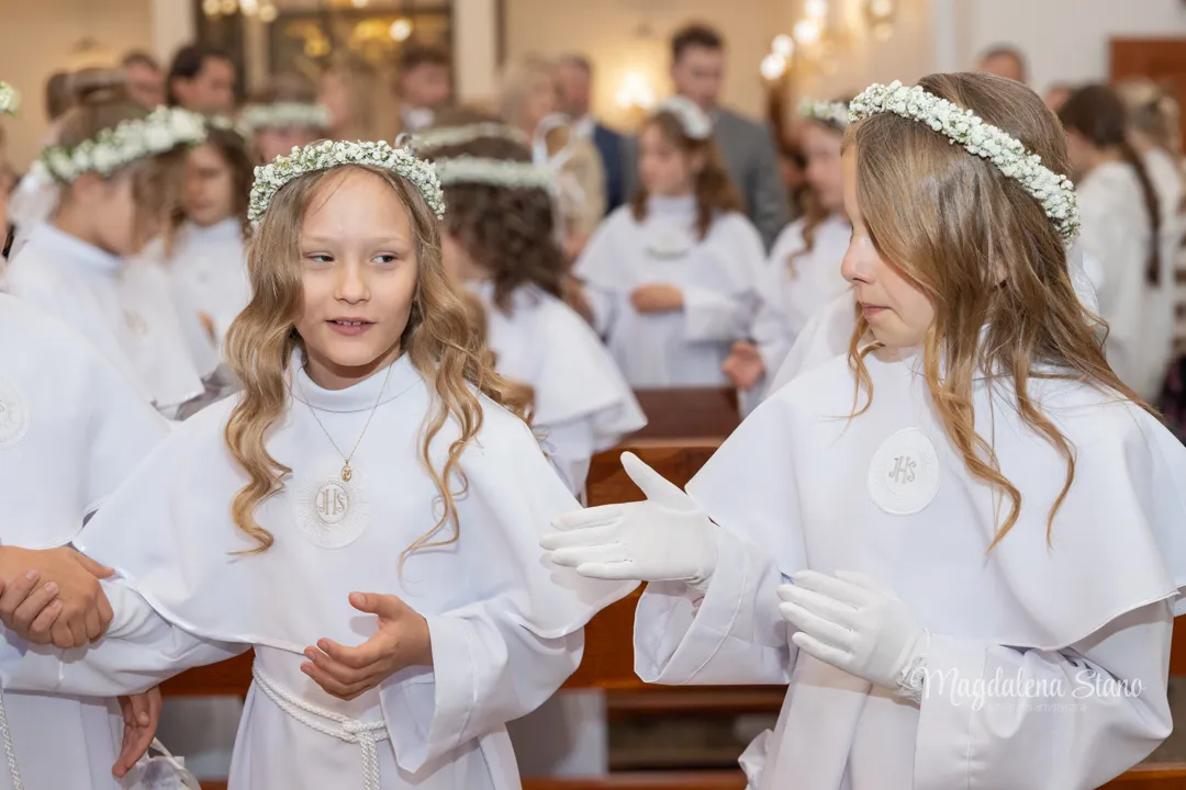 Fotograf na Komunię Świętą w Krakowie i okolicach: Reportaż z sesji klasowych i indywidualnych. zdjecia-z-komunii-krakow-dzieci-podaja-sobie-znak-pokoju-w-kosciele
