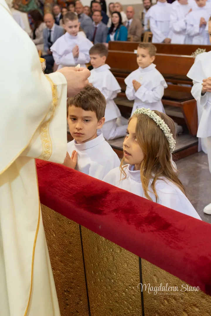 Fotograf na Komunię Świętą w Krakowie i okolicach: Reportaż z sesji klasowych i indywidualnych. fotograf-komunia-indywidualna-krakow-moment-przyjecia-komunii-swietej