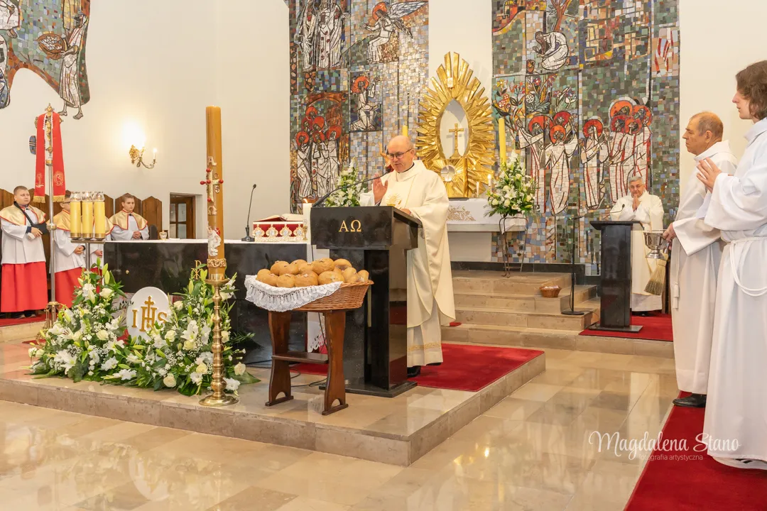 Fotograf na Komunię Świętą w Krakowie i okolicach: Reportaż z sesji klasowych i indywidualnych. fotograf-na-komunie-krakow-ksiadz-blogoslawi-chleb-zdjecia-ceremonialne