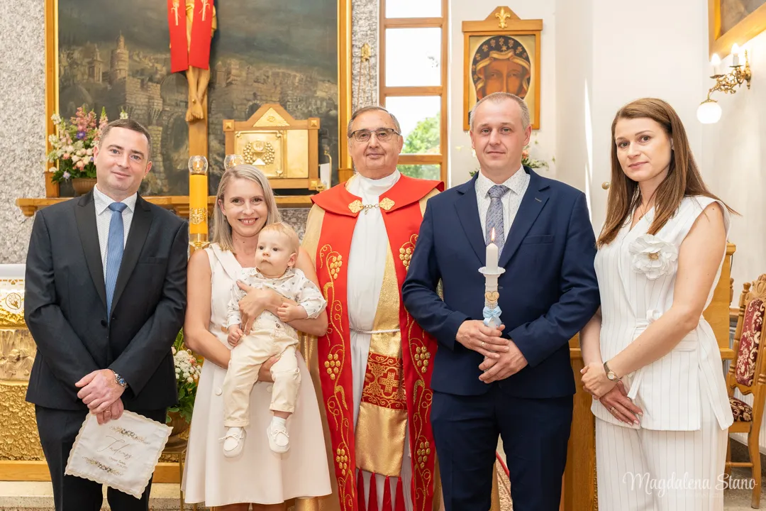 rodzinne-zdjecie-chrzest-rodzice-chrzestni-ksiaadz-przed-oltarzem