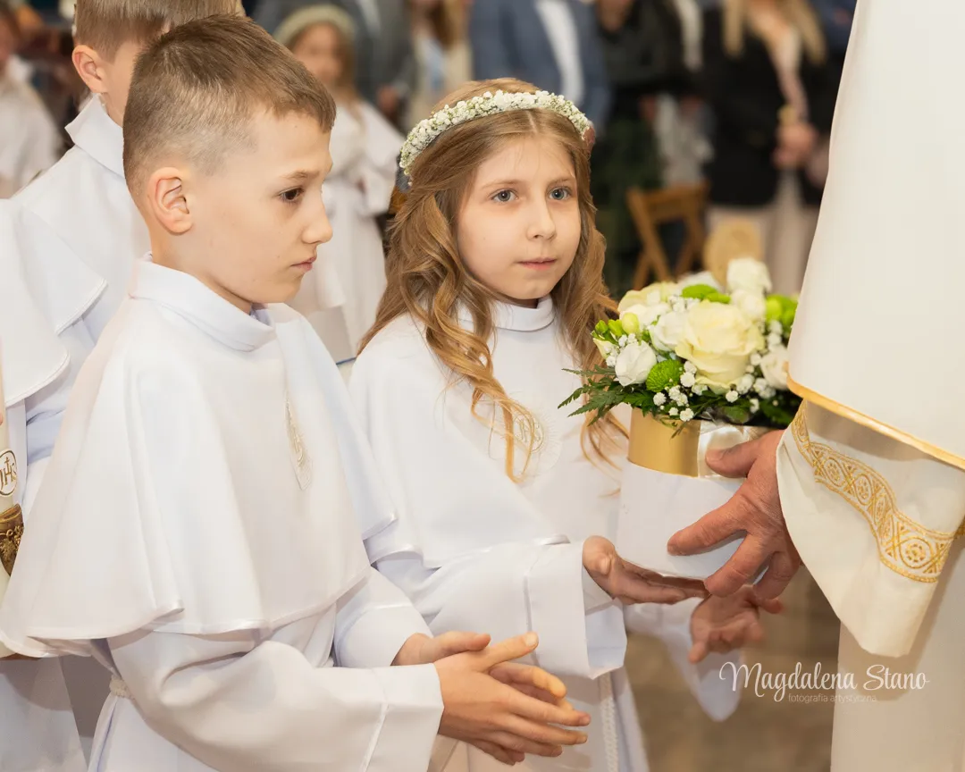 fotograf-na-komunie-klasowa-krakow-zdjecia-grupowe-dzieci-daja-dary