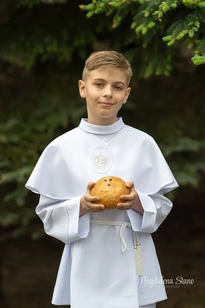 portret-komunijny-dziecka-krakow-fotograf-na-komunie-poza-kosciolem