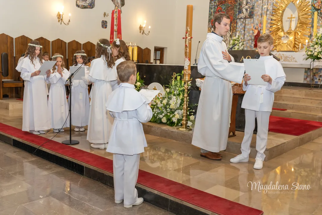Fotograf na Komunię Świętą w Krakowie i okolicach: Reportaż z sesji klasowych i indywidualnych. zdjecia-z-komunii-krakow-zdjecia-grupowe-dzieci-z-mikrofonem