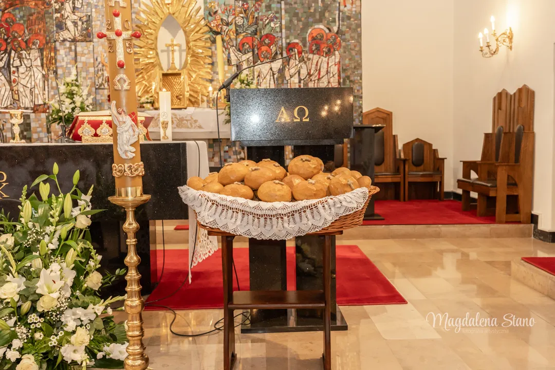 Fotograf na Komunię Świętą w Krakowie i okolicach: Reportaż z sesji klasowych i indywidualnych. reportaz-komunijny-krakow-zdjecia-zblizenie-na-oltarz-chleb-komunijny