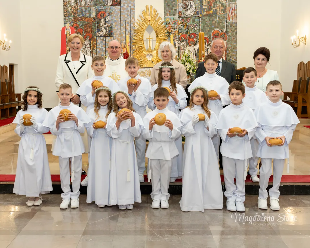 Fotograf na Komunię Świętą w Krakowie i okolicach: Reportaż z sesji klasowych i indywidualnych. zdjecia-z-komunii-klasowej-krakow-zdjecie-grupowe-dzieci-i-nauczyciel