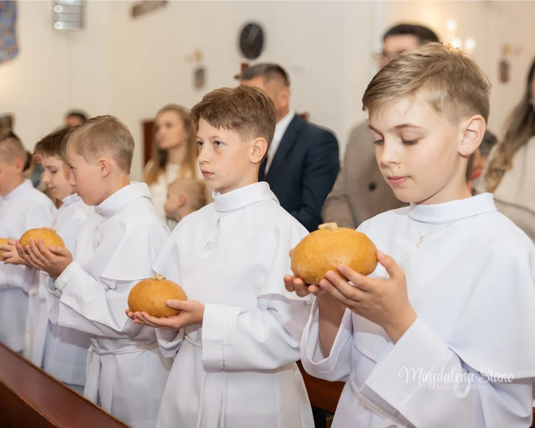 Fotograf na Komunię Świętą w Krakowie i okolicach: Reportaż z sesji klasowych i indywidualnych. zdjecia-z-komunii-krakow-dzieci-patrza-na-chleb-zdjecia-grupowe