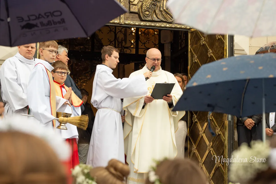 Fotograf na Komunię Świętą w Krakowie i okolicach: Reportaż z sesji klasowych i indywidualnych. fotograf-komunia-krakow-ksiadz-przemawia-przed-kosciolem-ministranci