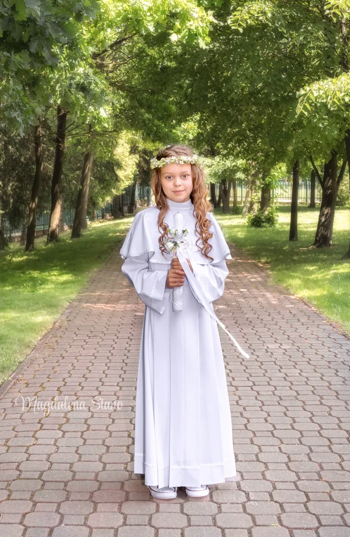 Fotograf na Komunię Świętą w Krakowie i okolicach: Reportaż z sesji klasowych i indywidualnych. portret-komunijny-dziewczynka-plener-kosciol-mb-ostrobramskiej-krakow-fotograf