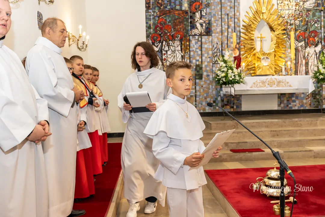 Fotograf na Komunię Świętą w Krakowie i okolicach: Reportaż z sesji klasowych i indywidualnych. fotograf-komunia-klasowa-krakow-chlopiec-mowi-tekst-ministranci