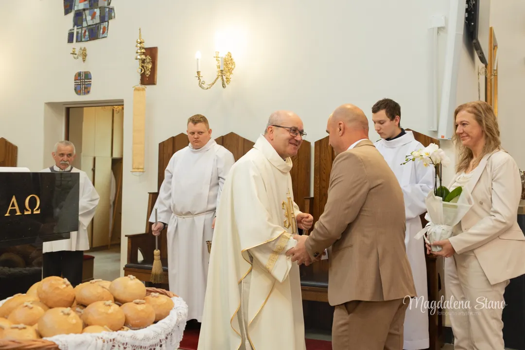 Fotograf na Komunię Świętą w Krakowie i okolicach: Reportaż z sesji klasowych i indywidualnych. fotograf-komunia-swieta-krakow-ksiadz-rodzic-uscisk-dloni