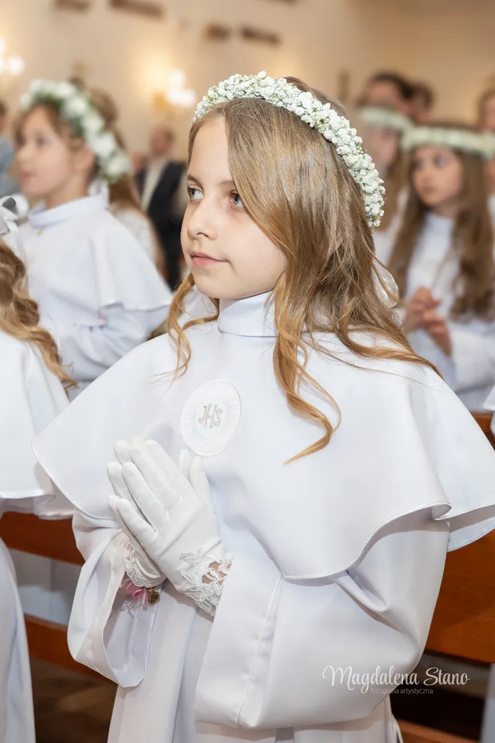 Fotograf na Komunię Świętą w Krakowie i okolicach: Reportaż z sesji klasowych i indywidualnych. zdjecia-z-komunii-indywidualnej-krakow-portret-usmiechnieta-dziewczynka