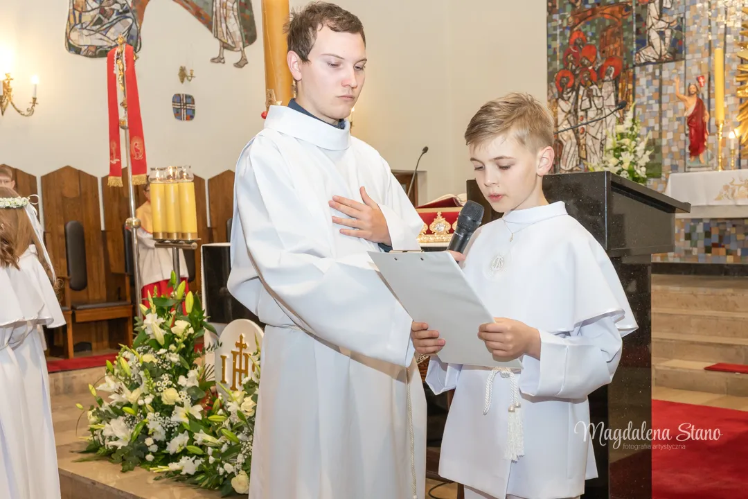 Fotograf na Komunię Świętą w Krakowie i okolicach: Reportaż z sesji klasowych i indywidualnych. fotograf-na-komunie-krakow-portret-chlopiec-przemawia-przy-oltarzu