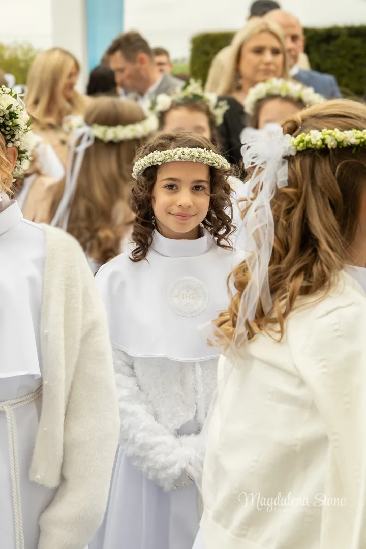 Fotograf na Komunię Świętą w Krakowie i okolicach: Reportaż z sesji klasowych i indywidualnych. zdjecia-z-komunii-krakow-portret-dziewczynki-przed-msza