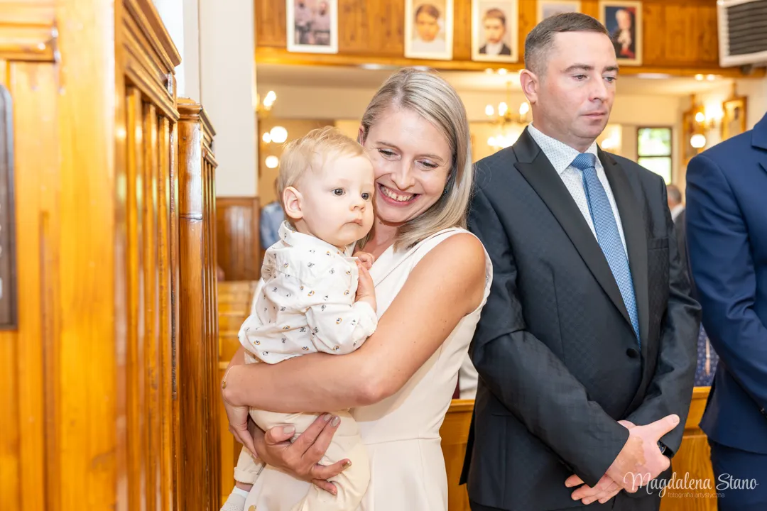 zdjecia-z-chrztu-mama-tuli-dziecko-tata-modli-sie
