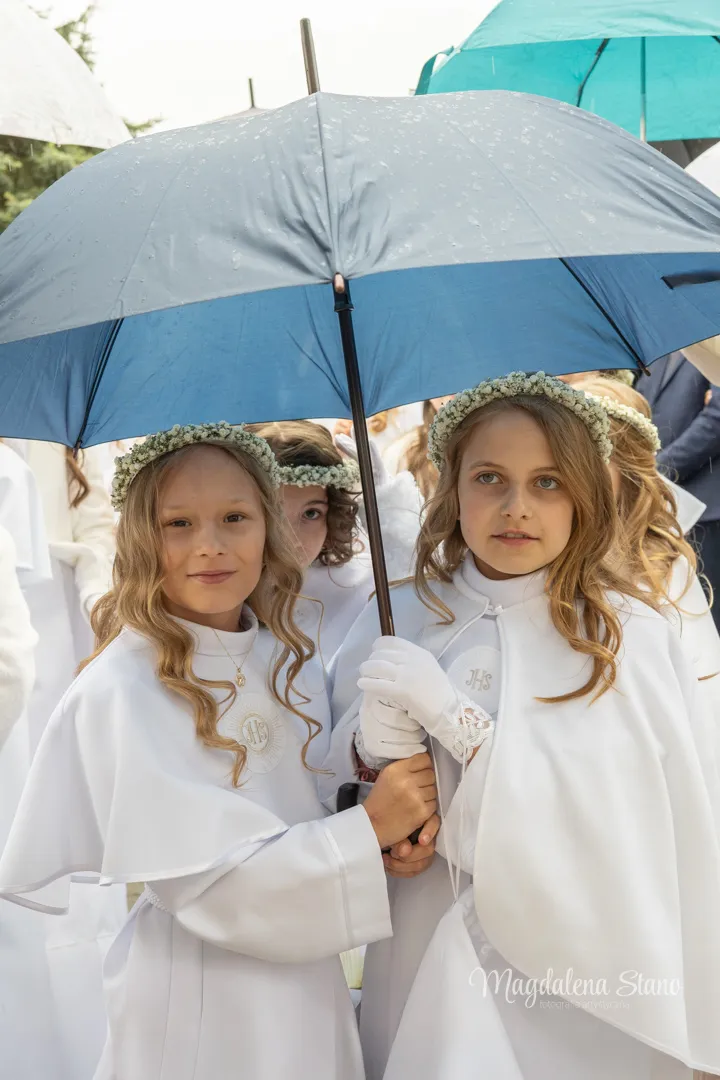 Fotograf na Komunię Świętą w Krakowie i okolicach: Reportaż z sesji klasowych i indywidualnych. reportaz-komunijny-krakow-zdjecie-grupowe-dwie-dziewczynki-z-parasolem