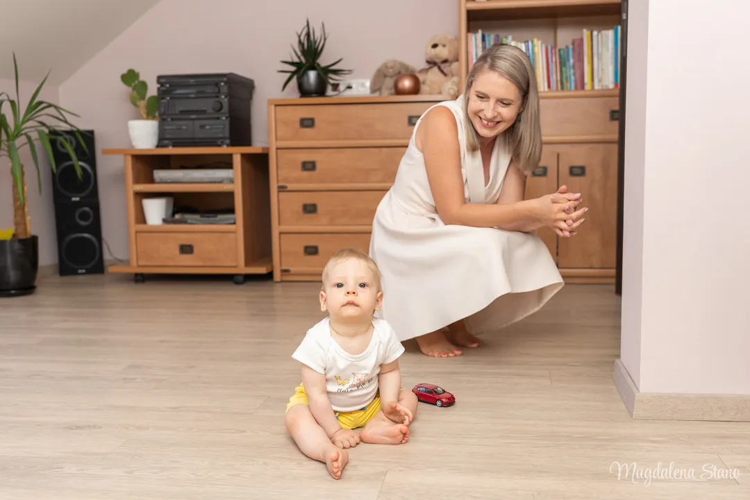 fotografia-dziecka-z-mama-przed-chrztem-naturalny-portret