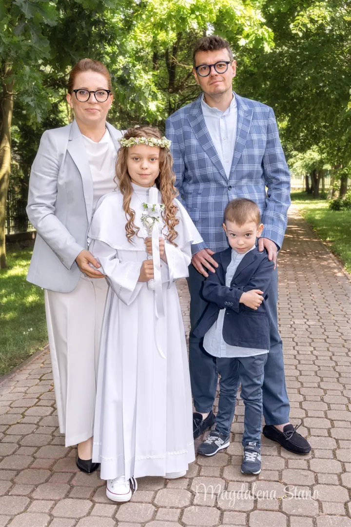 Fotograf na Komunię Świętą w Krakowie i okolicach: Reportaż z sesji klasowych i indywidualnych. fotograf-komunia-krakow-sesja-rodzinna-kosciol-mb-ostrobramskiej-reportaz-komunijny