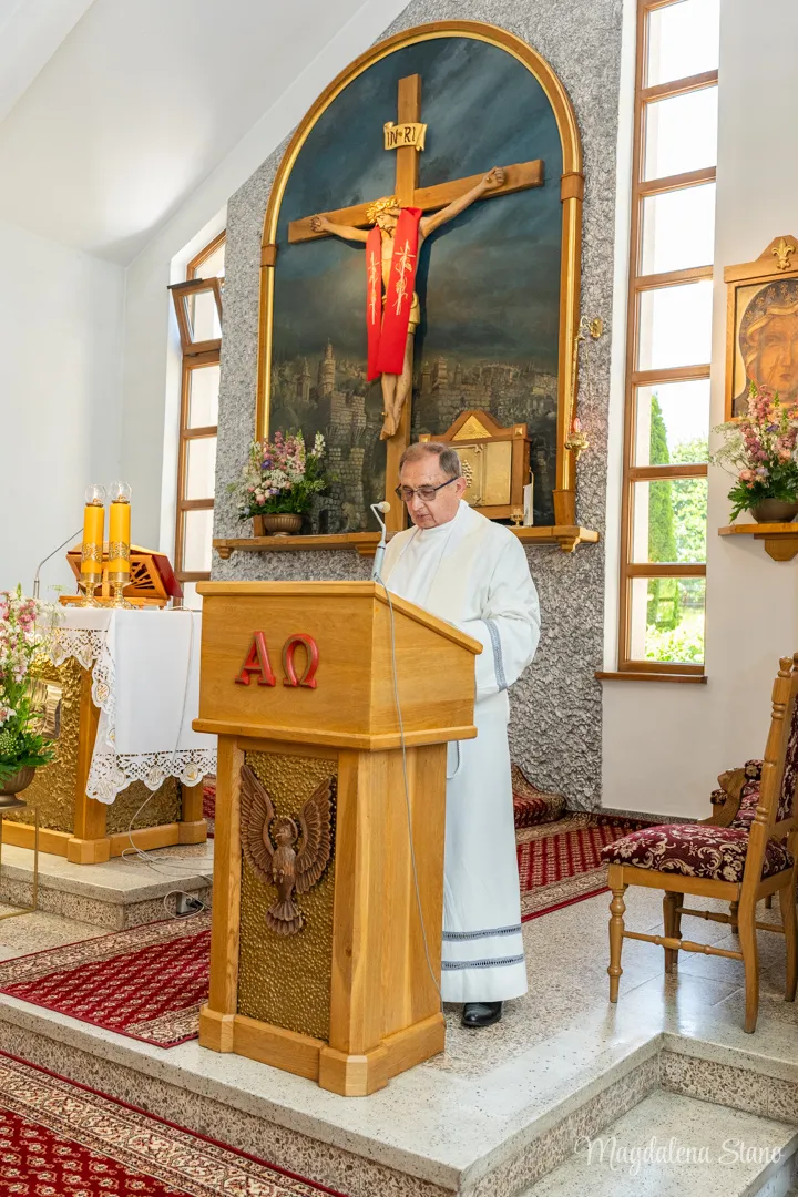 reportaż-z-chrztu-zdjęcie-księdza-podczas-ceremonii-w-kosciele-fotografia-chrztu