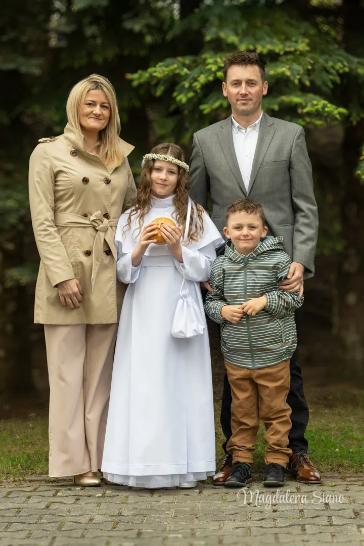 Fotograf na Komunię Świętą w Krakowie i okolicach: Reportaż z sesji klasowych i indywidualnych. indywidualna-sesja-komunijna-krakow-zdjecia-z-rodzenstwem-i-rodzicami