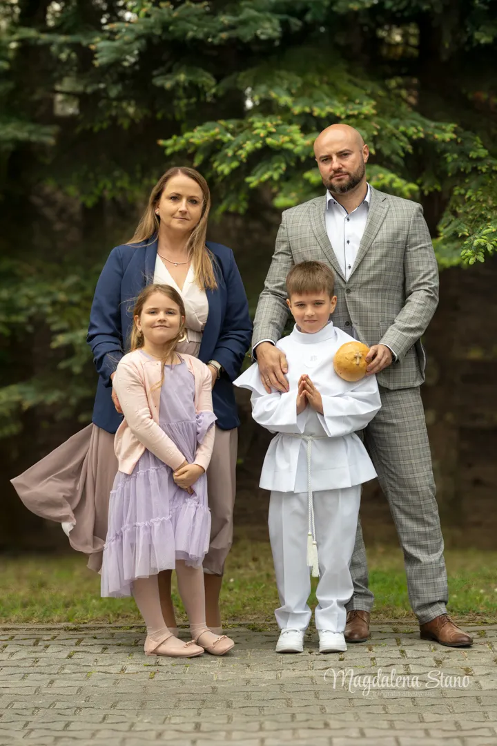 Fotograf na Komunię Świętą w Krakowie i okolicach: Reportaż z sesji klasowych i indywidualnych. indywidualna-sesja-komunijna-krakow-zdjecia-z-rodzenstwem-rodzicami