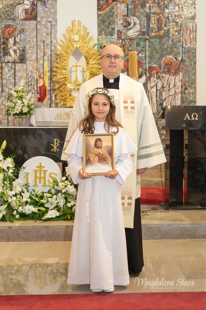 Fotograf na Komunię Świętą w Krakowie i okolicach: Reportaż z sesji klasowych i indywidualnych. fotografia-komunijna-krakow-dziewczynka-z-ksiedzem-i-pamiatkowym-obrazkiem