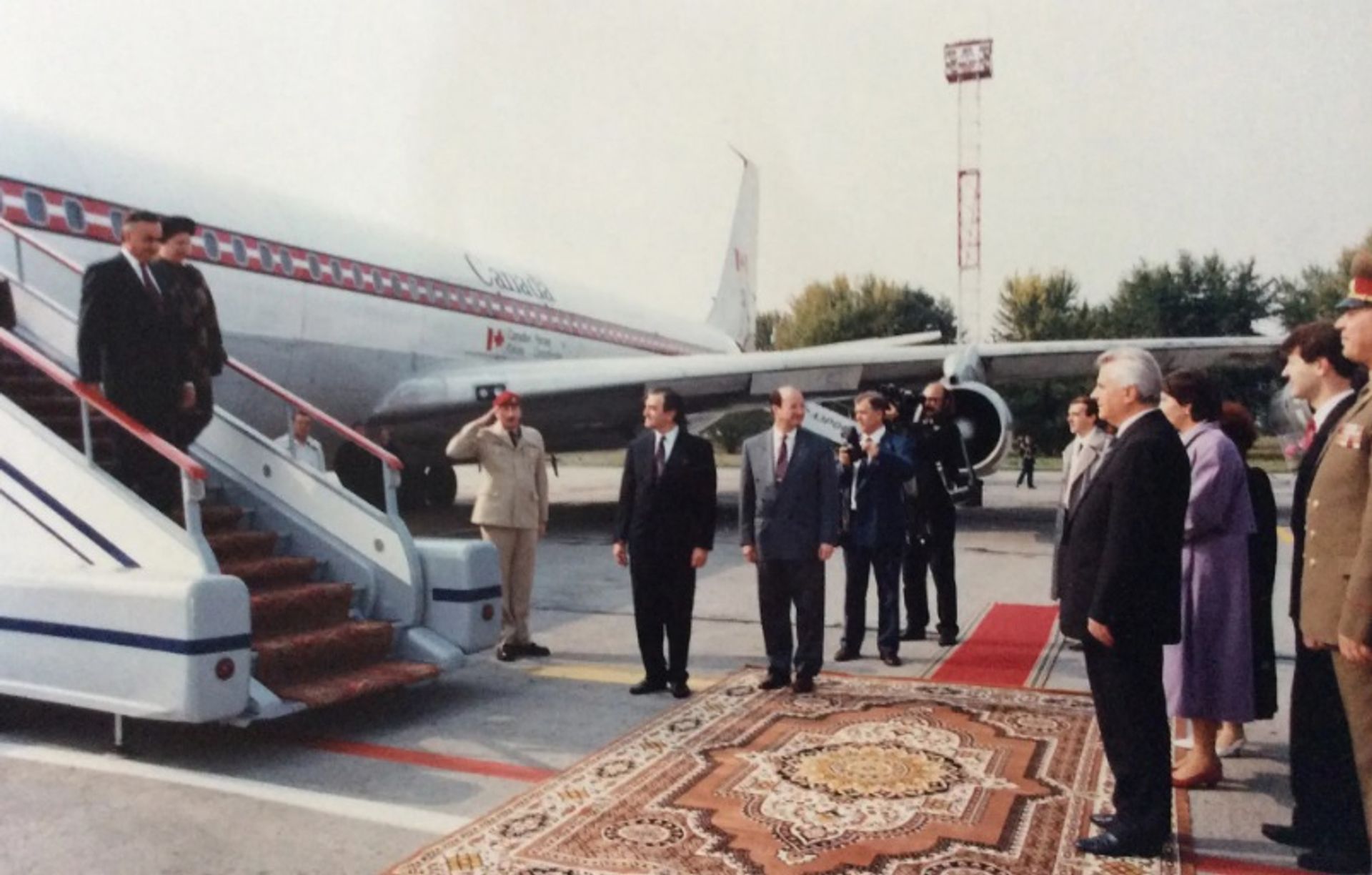 המושל הכללי הקנדי לשעבר ריימונד הנטישין (משמאל) הגיע לאוקראינה במהלך ביקור ממלכתי ב-1992

באדיבות קרן הנטישין