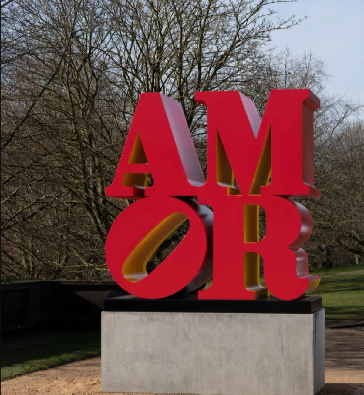 רוברט אינדיאנה, AMOR (אדום צהוב), (1998-2006), תצוגת מיצב בפארק הפסלים יורקשייר, 2022.

צילום: © Jonty Wilde, באדיבות פארק הפסלים של יורקשייר. יצירות אמנות: © 2022 Morgan Art Foundation Ltd./ אגודת זכויות האמנים (ARS), ניו יורק/DACS, לונדון